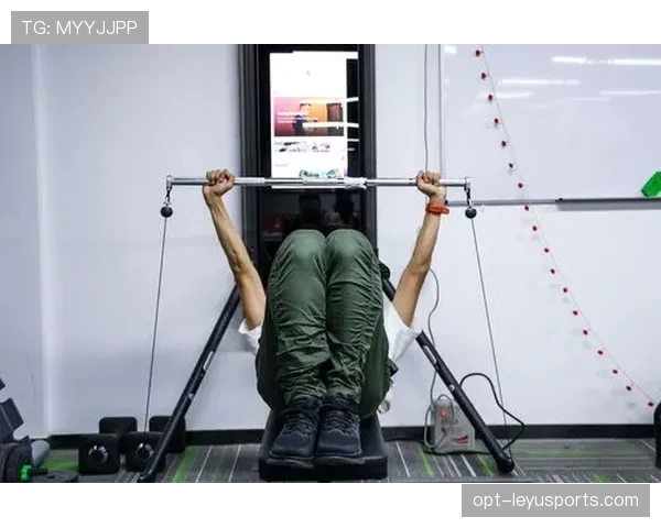 卡瓦尼训练完顺手把健身房搬回家了？